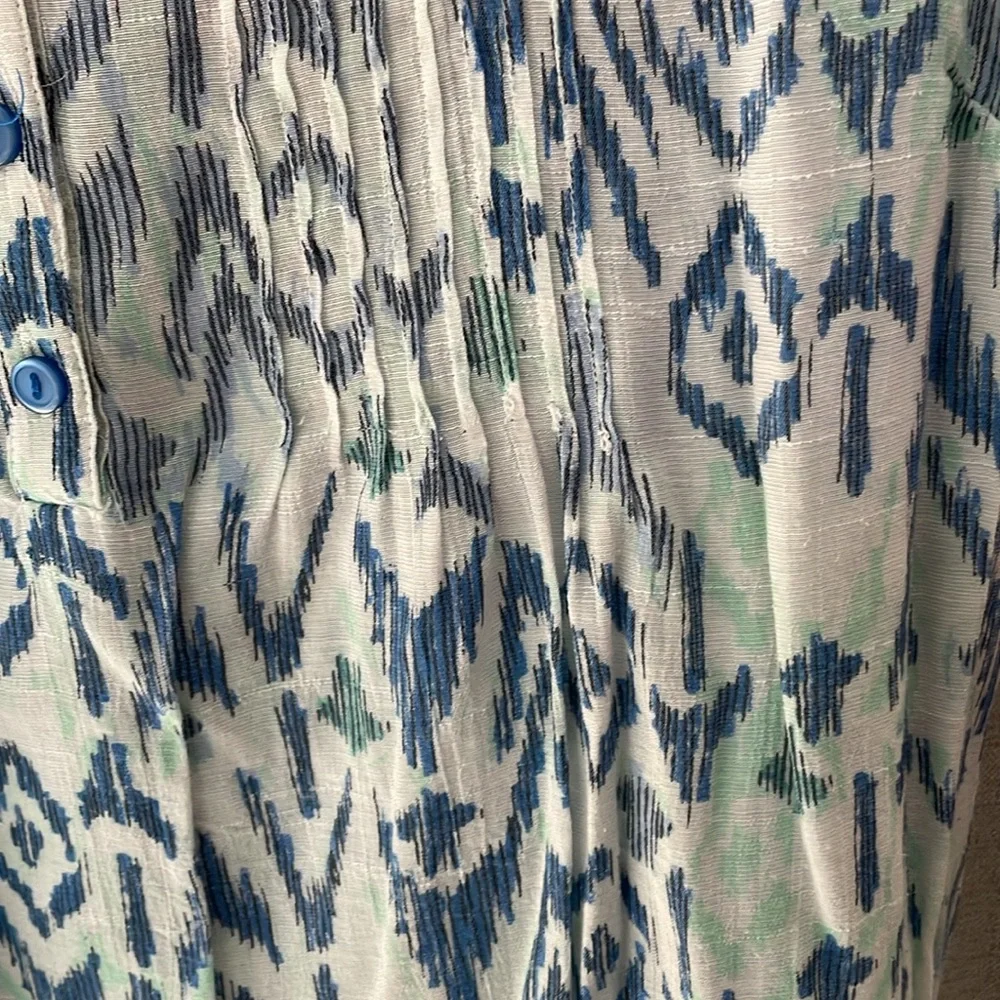 Coral Bay Sleeveless Blue and White Ikat Patterned Top. Size XL - Picture 4 of 5